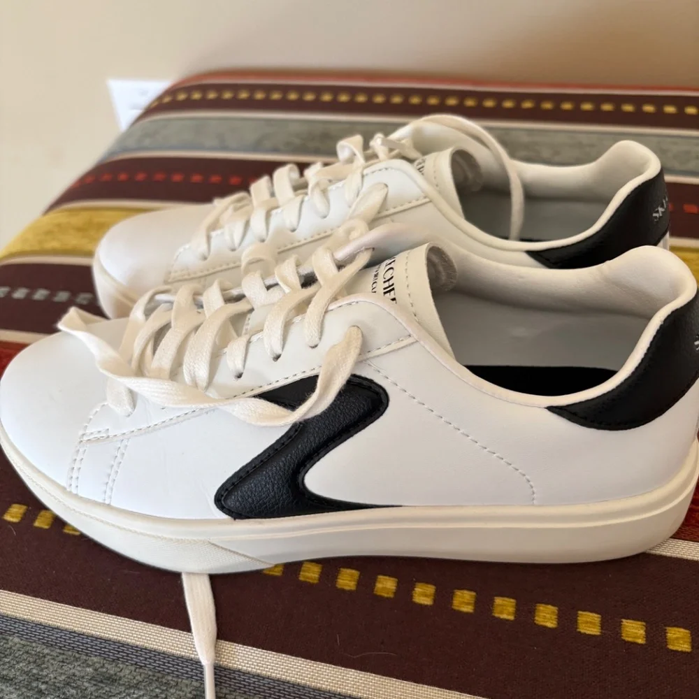 Womens Skechers size 6 1/2 - Picture 2 of 3